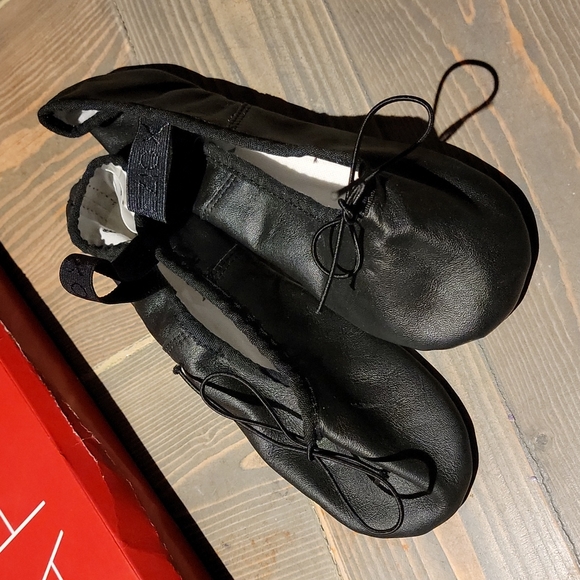 Capezio Full Sole Leather Daisy Shoe - 205 - Picture 1 of 9